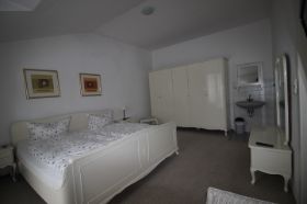 Schlafzimmer (2).JPG
